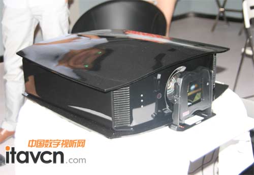 CineversumԊBlackwing Three 3DͶӰC