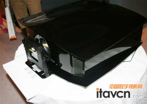 CineversumԊBlackwing Three 3DͶӰC